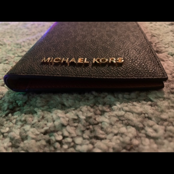 MICHAEL KORS PASSPORT WALLET - Picture 8 of 9